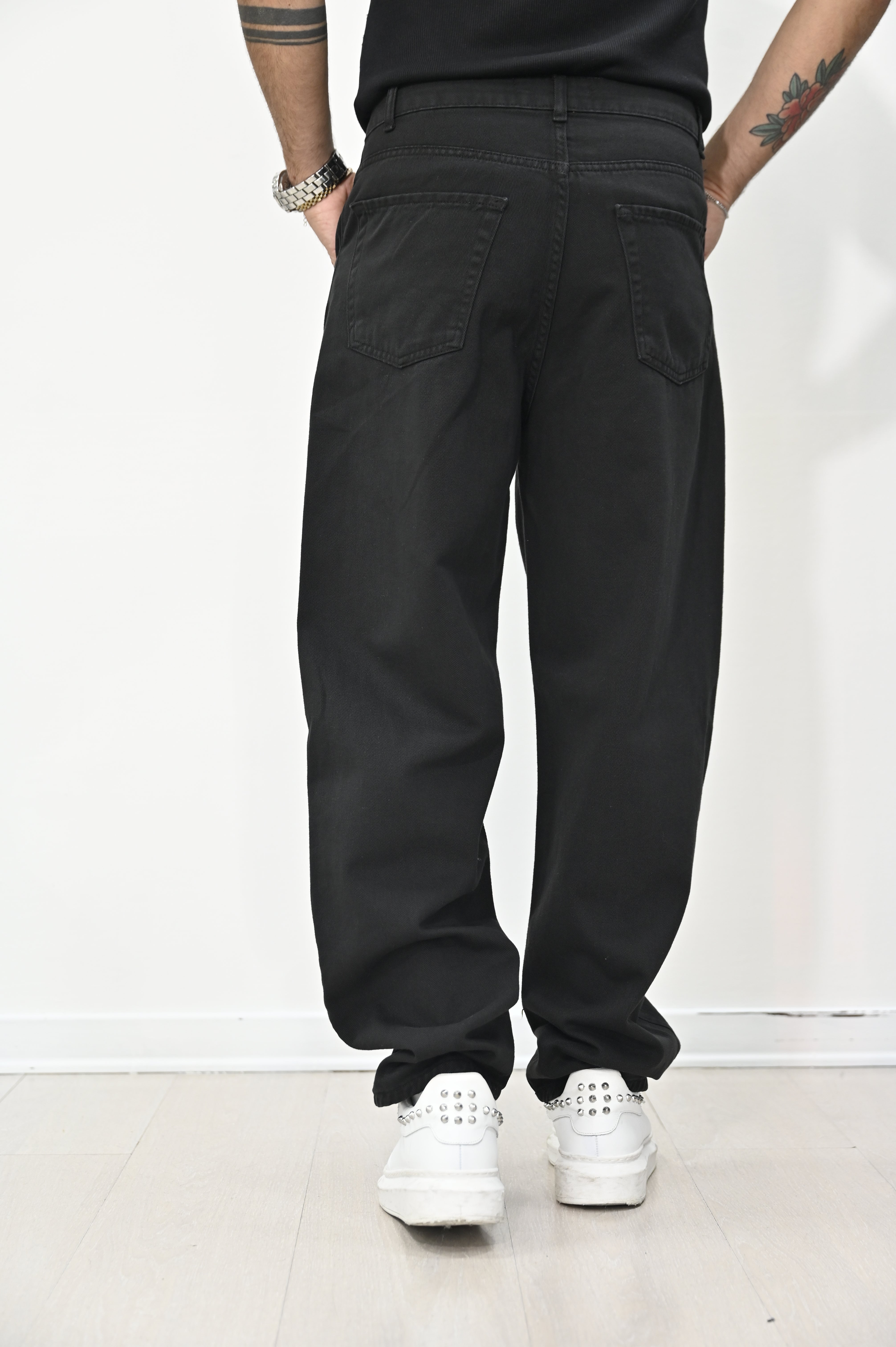 Jeans over nero