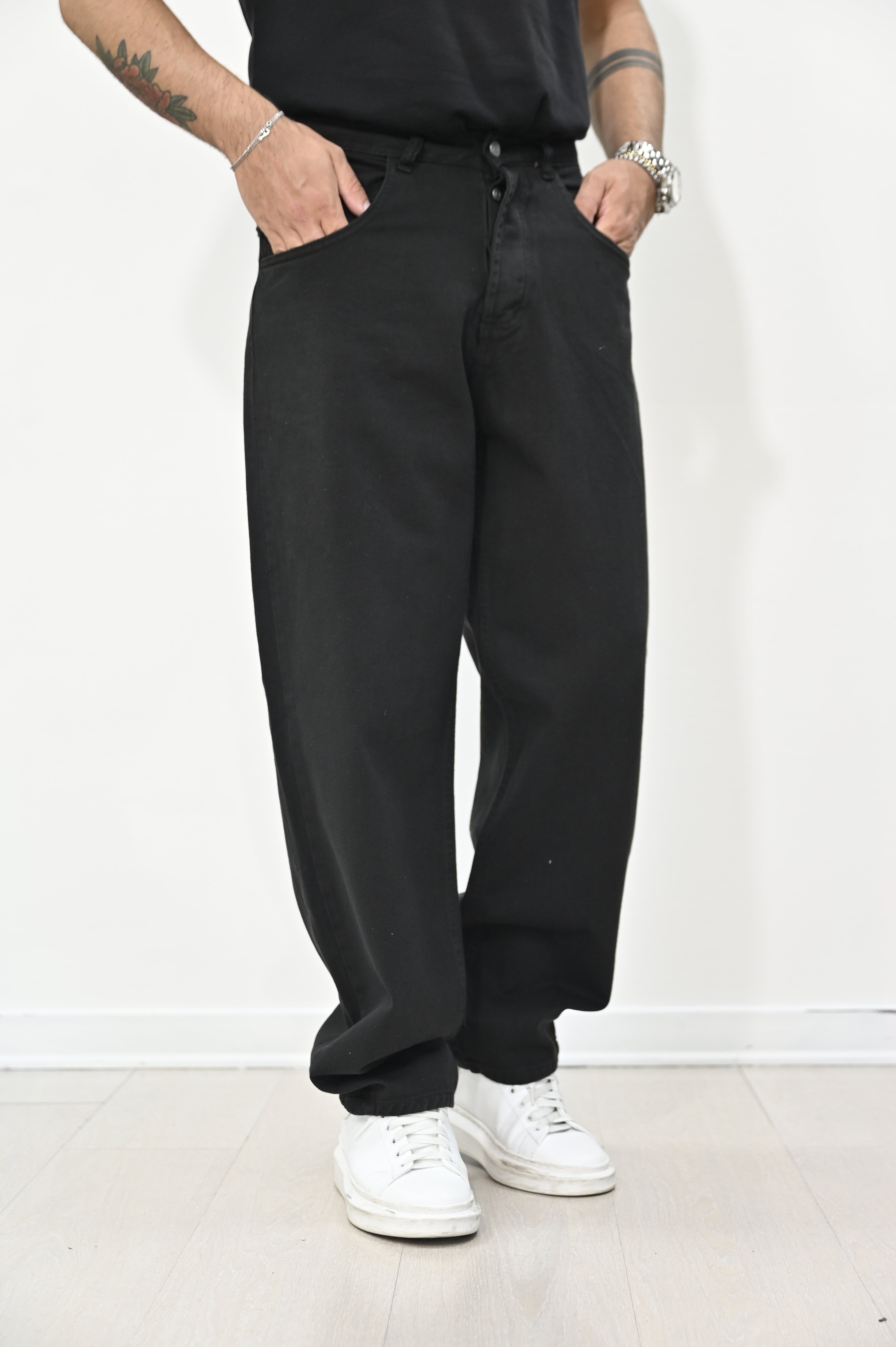 Jeans over nero