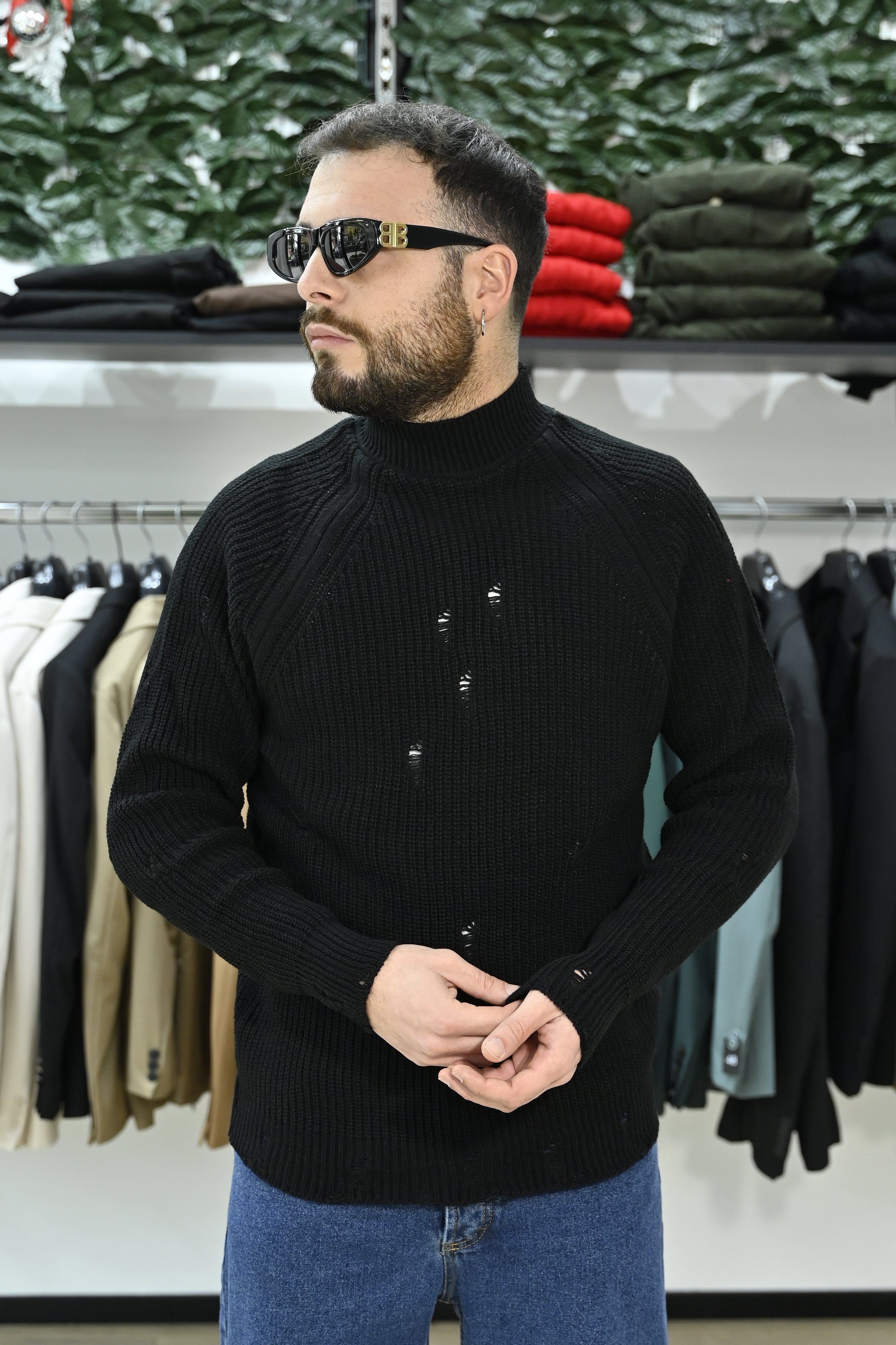 Maglione con strappi nero