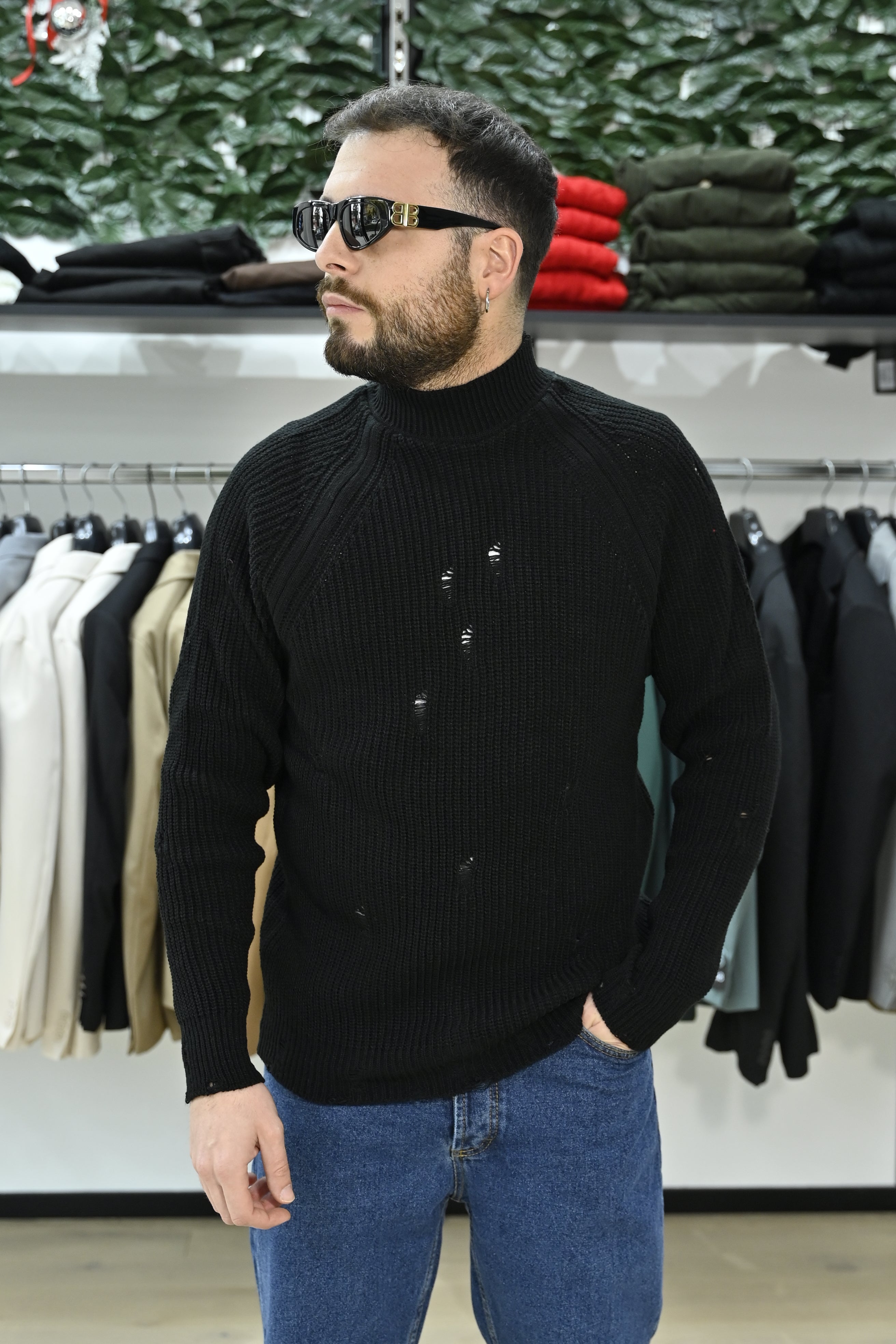 Maglione con strappi nero