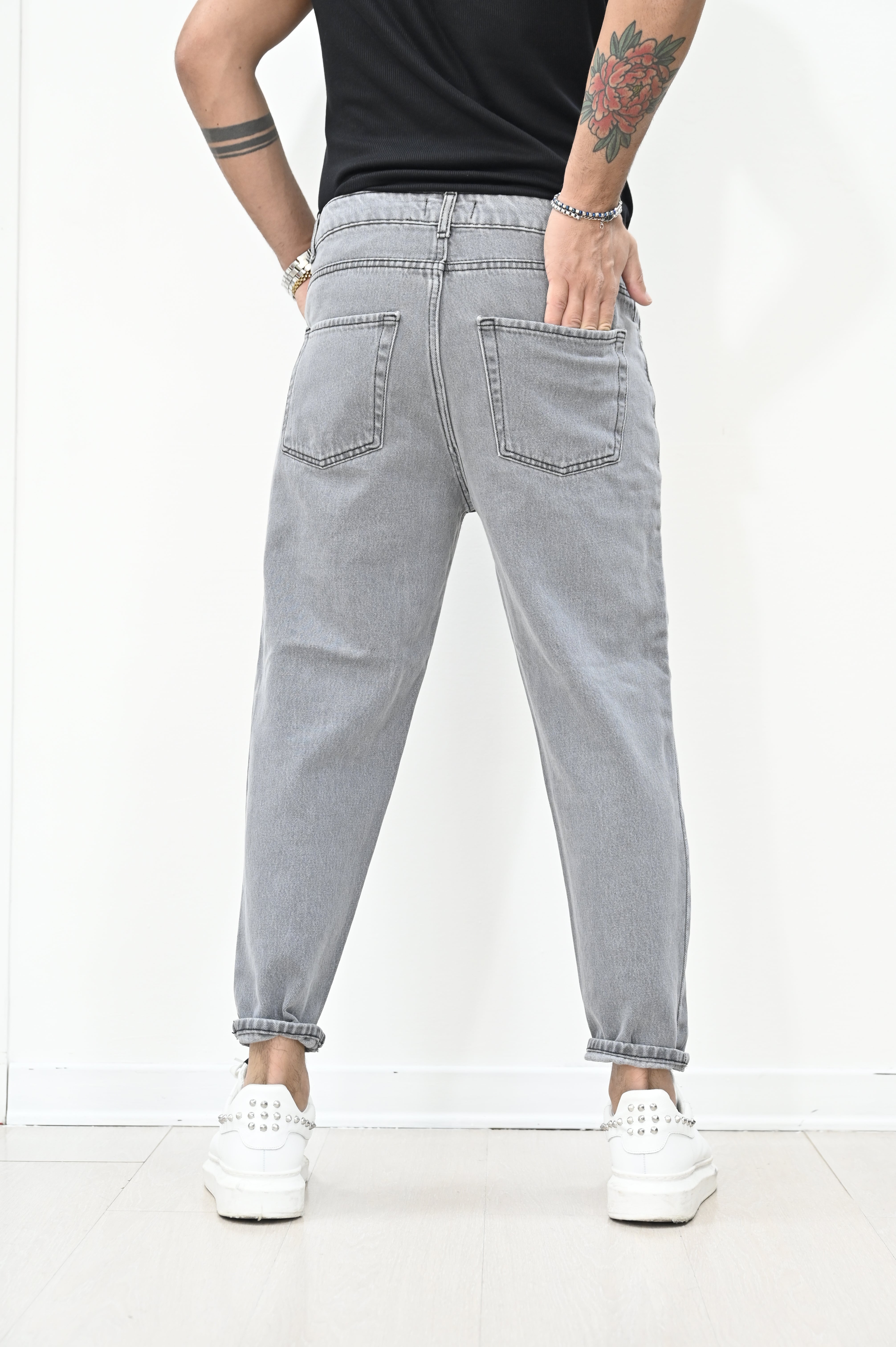 Jeans grigio con rotture
