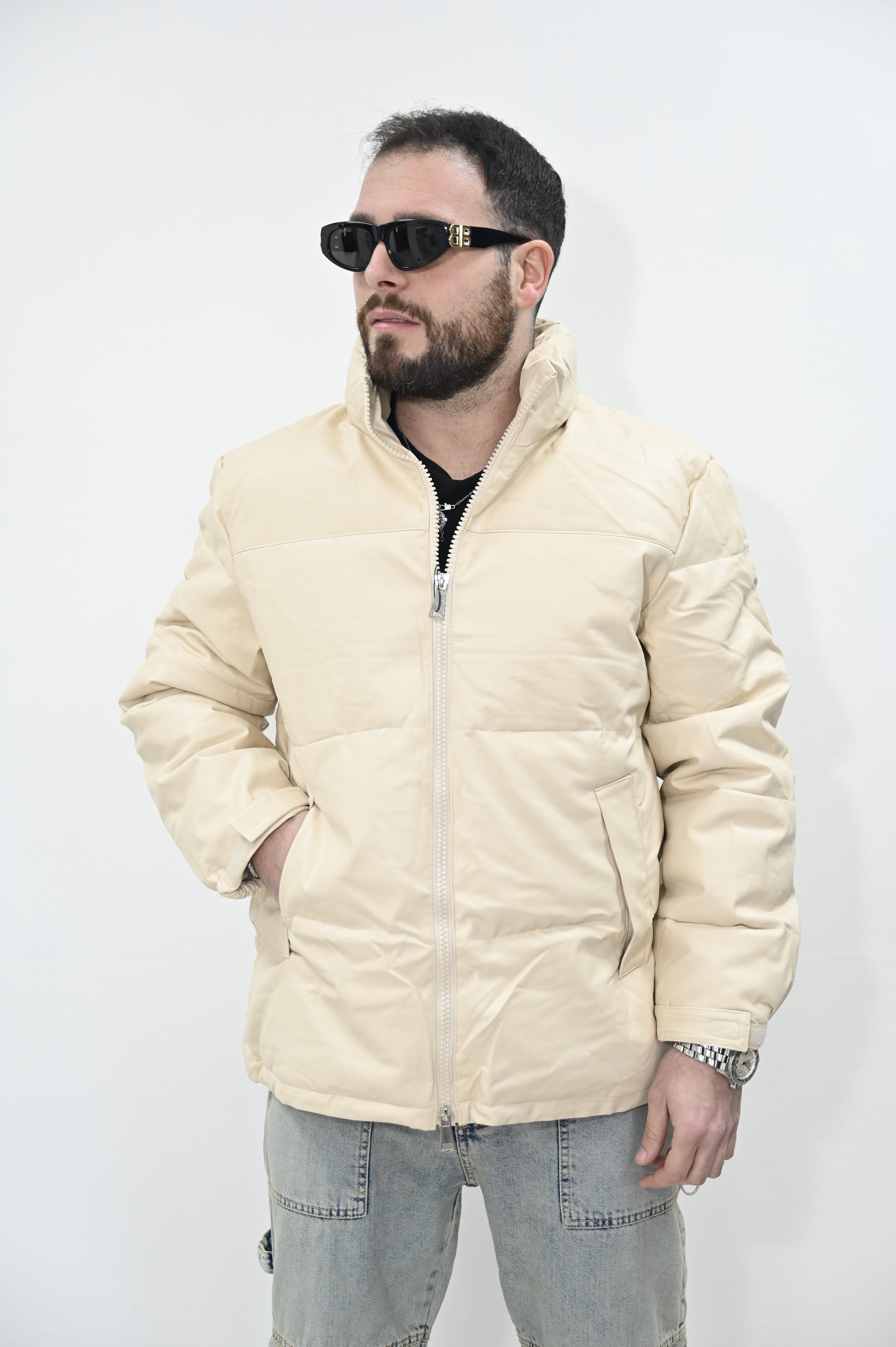 Puff in pelle over beige