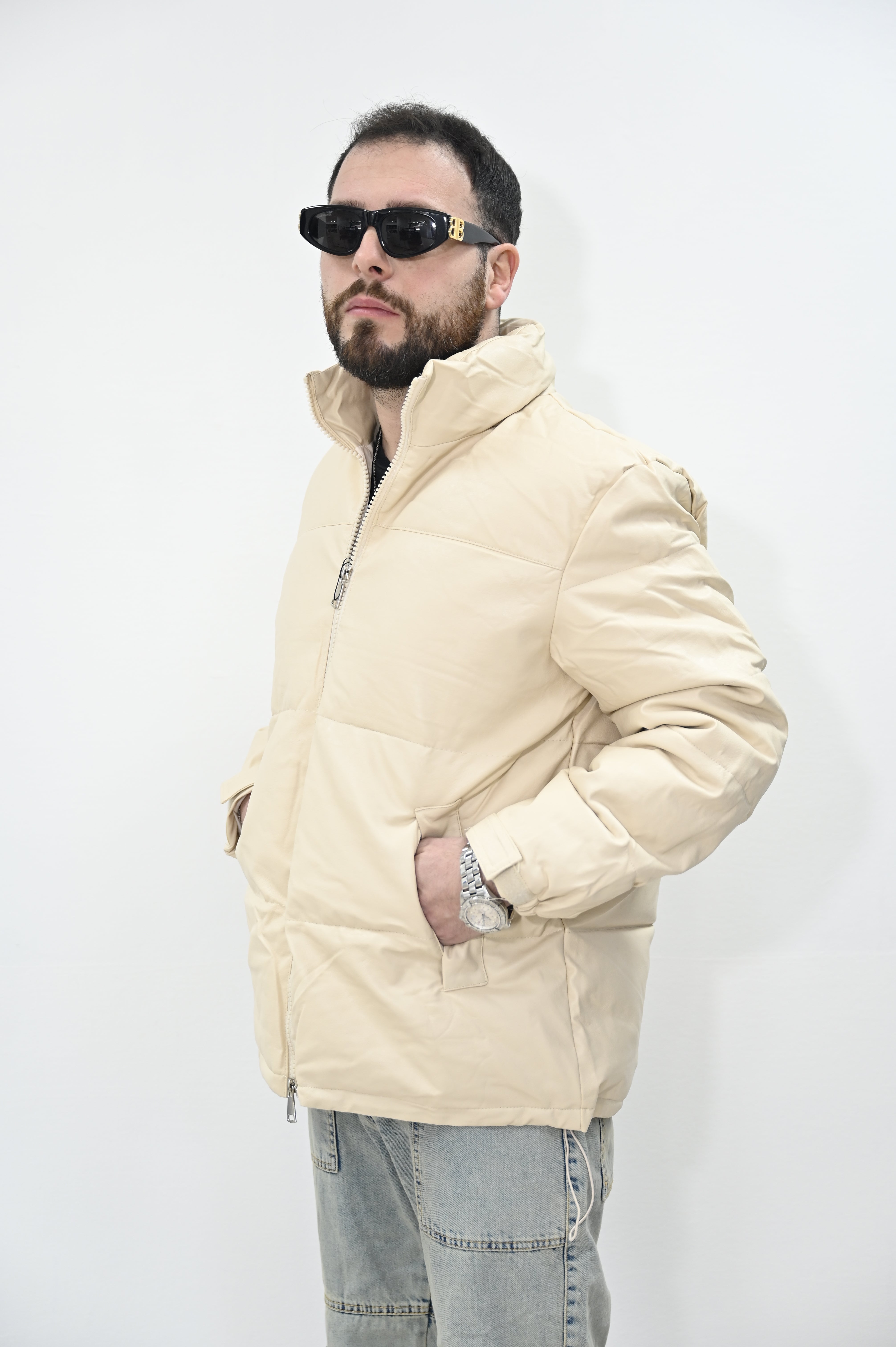 Puff in pelle over beige