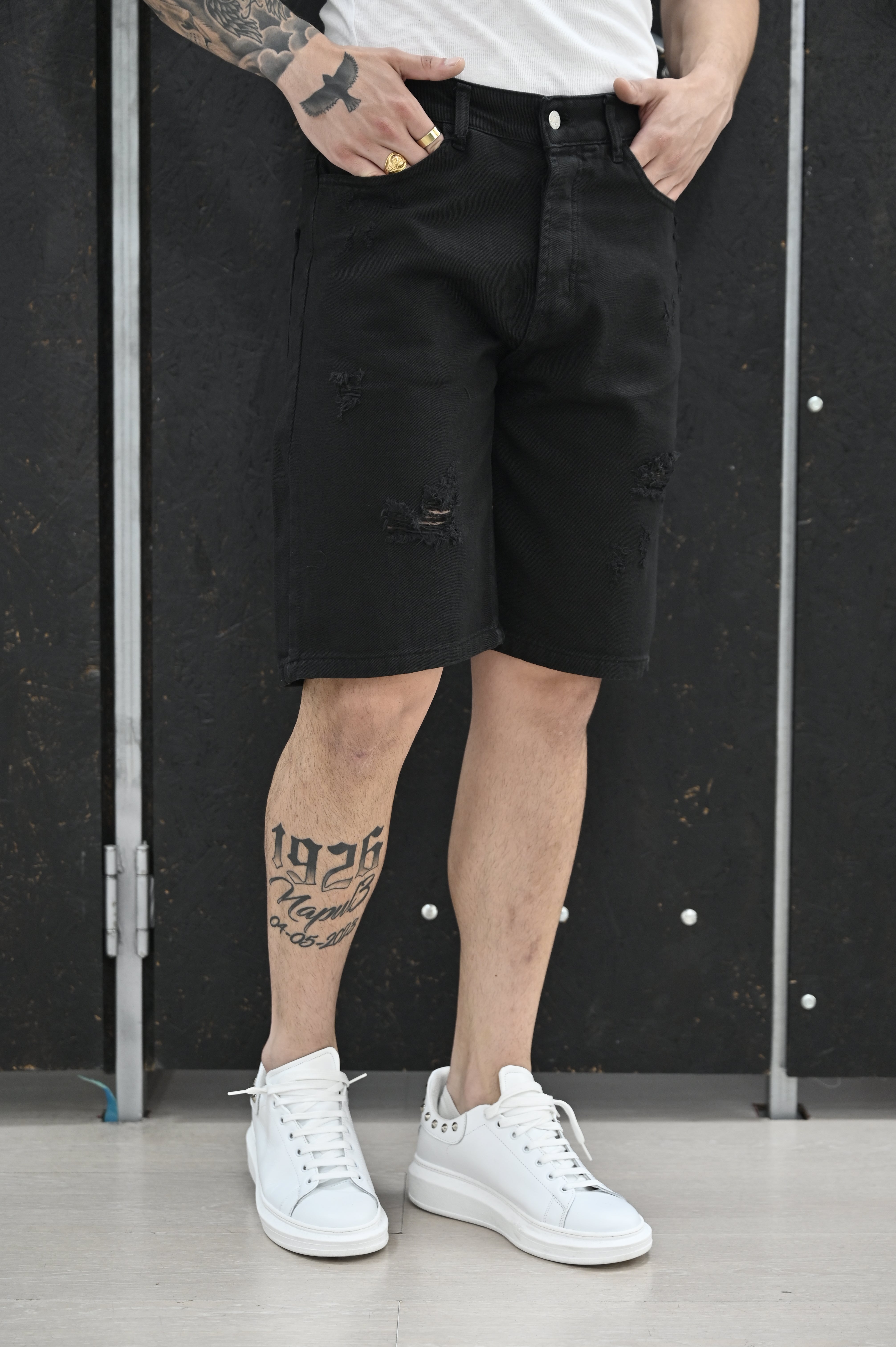 Bermuda con strappi nero